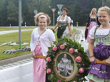 Es ist bei den Steinbachern Brauch, dass der Nachwuchs die Königsscheibe trägt. Foto: Veronika Schadeck