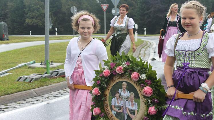 Es ist bei den Steinbachern Brauch, dass der Nachwuchs die Königsscheibe trägt. Foto: Veronika Schadeck