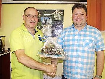 Vorsitzender Ralf Welsch (rechts) bedankte sich bei Anton Zwosta (links), der nach 34,5 Jahren aus dem Vorstand ausschied. Foto: Schülein