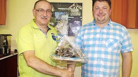 Vorsitzender Ralf Welsch (rechts) bedankte sich bei Anton Zwosta (links), der nach 34,5 Jahren aus dem Vorstand ausschied. Foto: Schülein