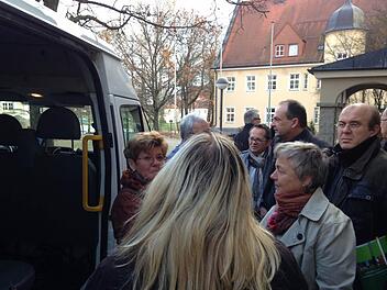 Die Vertreter des Landkreises Kronach schauten sich vor dem Landratsamt in Tirschenreuth auch ein "BAXI", welches in verschiedenen Größen und mit unterschiedlicher Ausstattung gibt, an. Foto: Michael Wunder