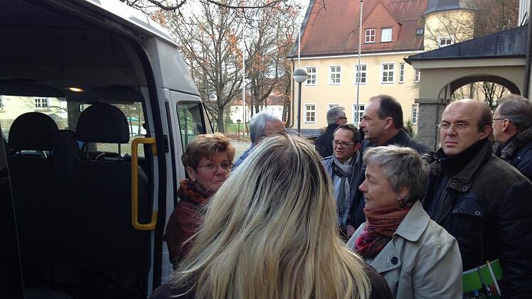 Die Vertreter des Landkreises Kronach schauten sich vor dem Landratsamt in Tirschenreuth auch ein "BAXI", welches in verschiedenen Größen und mit unterschiedlicher Ausstattung gibt, an. Foto: Michael Wunder