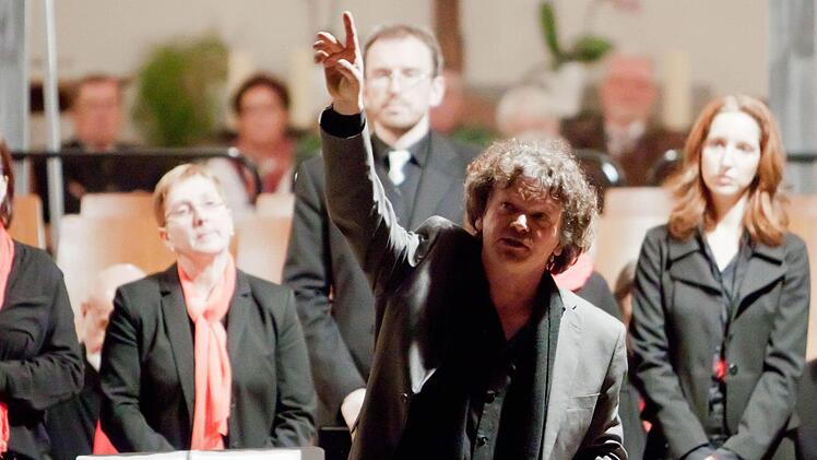 Ein stimmungsvolles Adventskonzert erlebten zahlreiche Zuhörer in der Heilig-Kreuz-Kirche. Zu den Mitwirkenden zählte auch der Bamberger Schauspieler Martin Neubauer. Foto: Jochen Berger