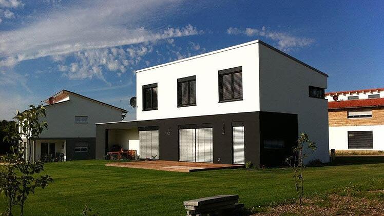 Modernes Haus mit interessanter Fassadengestaltung.