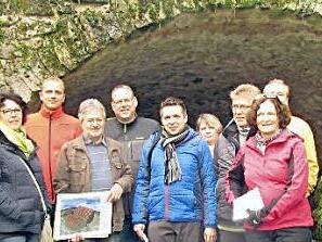 Vor dem Kellergewölbe der Fürther Burg (von links): Susann Biedefeld, Conny Gärtner, Bastian Schober, Gebhard Roschlau, Jürgen Braun, Carsten Höllein, Dagmar Braun, Georg Hofmann, Gabriele Hofmann, Bernd Gärtner und Hans Rosanowski  Foto: Martin Koch