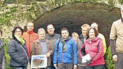 Vor dem Kellergewölbe der Fürther Burg (von links): Susann Biedefeld, Conny Gärtner, Bastian Schober, Gebhard Roschlau, Jürgen Braun, Carsten Höllein, Dagmar Braun, Georg Hofmann, Gabriele Hofmann, Bernd Gärtner und Hans Rosanowski  Foto: Martin Koch