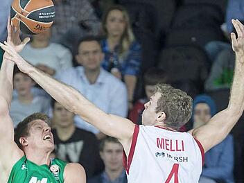 Nicolo Melli (r.) spielte bärenstark und blockt hier den MVP des sechsten Spieltags, Luke Harangody. Foto: dpa