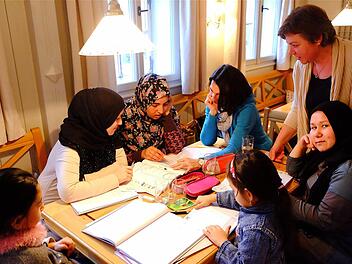 Ehrenamtliche erteilen im Gemeindehaus Hassenbach den Asylbewerbern Deutschunterricht.  Foto: Gerd Schaar