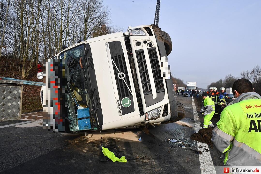 Lkw kippt auf A73 um - Autobahn in Richtung Nürnberg gesperrt