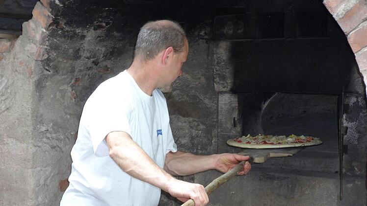 Viele Backöfen auf landwirtschaftlichen Anwesen im Landkreis blieben viele Jahre kalt. Mittlerweile gibt es neues Interesse daran, in diesen Backöfen wieder zu backen, das BBV-Bildungswerk unterstützt diese Wiederbelebung alter Tradition mit entsprechenden Brotbackkursen. Unser Bild entstand bei Familie Raab in Oberschleichach, die regelmäßig Brot in ihrem Backofen backt - und für das Pfarrfest auch Pizza.