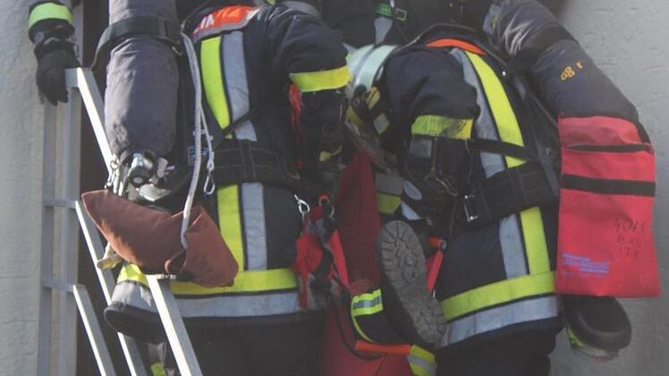 Ein Verletzter wird geborgen. Foto: Matthias Einwag