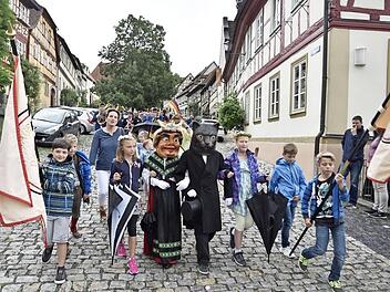 Mit dem Katzenkopfpaar voran zogen die Schulkinder durch die Altstadt hinaus zum Festplatz
