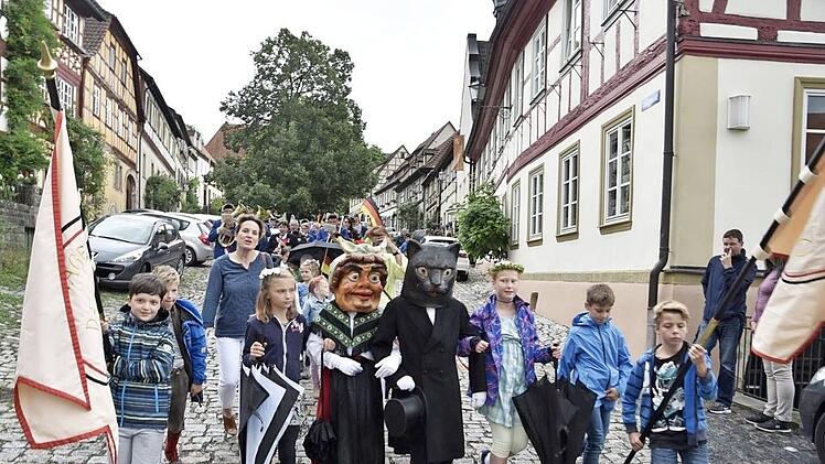Mit dem Katzenkopfpaar voran zogen die Schulkinder durch die Altstadt hinaus zum Festplatz