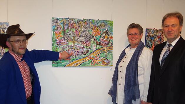 Roland Wachter, Kreiskulturreferentin Gisela Lang und Landrat Klaus Löffler (von links) freuen sich über die gelungene Ausstellung.Heike Schülein