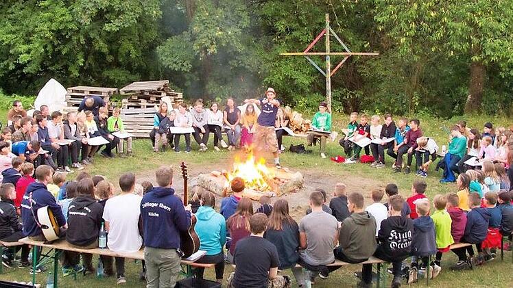 Abends versammelten sich alle Teilnehmer zur großen Lagerfeuerrunde. Um das Feuer saßen die Kinder und Jugendlichen zusammen. Zum Abschluss wurde dann ein Gottesdienst gefeiert.  Fotos: Jule Müller