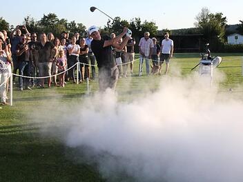Am Ende der Trickshow der von Graham Glasgow gingen zur Überraschung einiger Zuschauer die Golfbälle in Rauch auf.  Fotos: Michael Stelzner