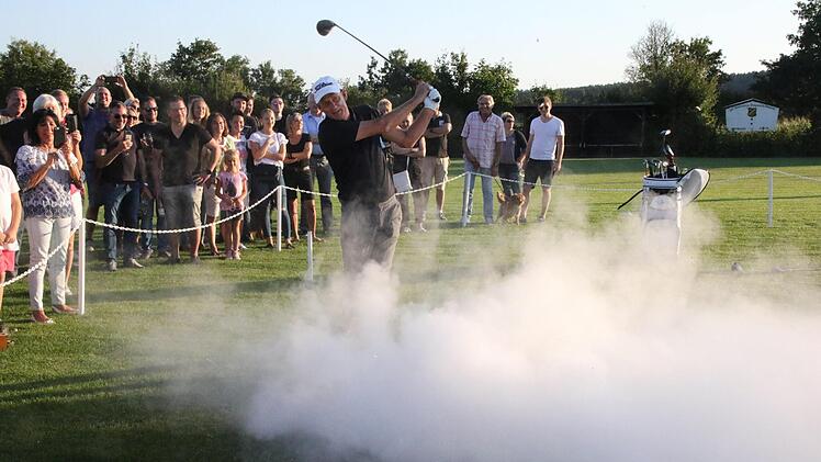 Am Ende der Trickshow der von Graham Glasgow gingen zur Überraschung einiger Zuschauer die Golfbälle in Rauch auf.  Fotos: Michael Stelzner