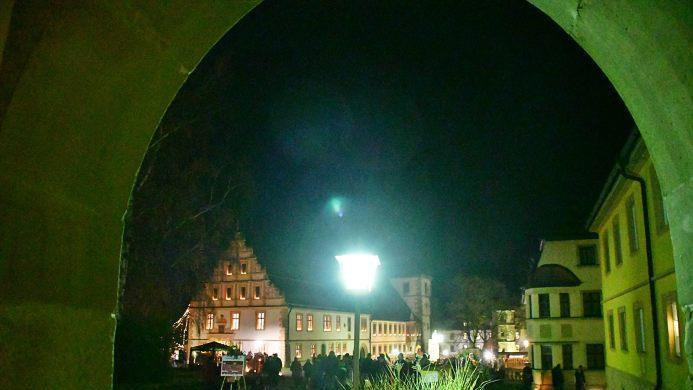 Blick durch den Torbogen. Foto: Hanns Friedrich