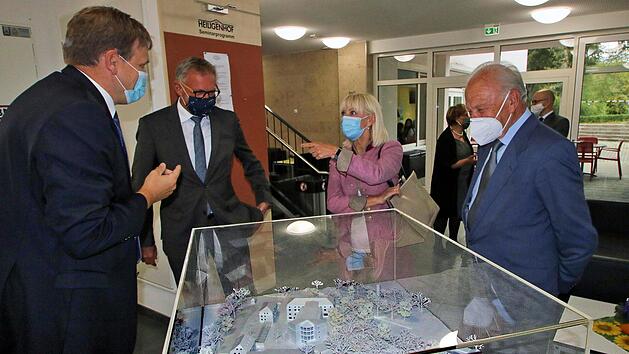 Die Erweiterung des Heiligenhofes war ein wichtiges Thema beim Besuch von Sozialministerin Carolina Trautner (Zweite von rechts). Anhand eines Modells erklärten ihr Stiftungsdirektor Steffen Hörtler (von links), der Stiftungsratsvorsitzende Hans Knapek und der stellvertretende Vorstandsvorsitzende Reinfried Vogler das Vorhaben. Foto: Dieter Britz