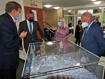 Die Erweiterung des Heiligenhofes war ein wichtiges Thema beim Besuch von Sozialministerin Carolina Trautner (Zweite von rechts). Anhand eines Modells erklärten ihr Stiftungsdirektor Steffen Hörtler (von links), der Stiftungsratsvorsitzende Hans Knapek und der stellvertretende Vorstandsvorsitzende Reinfried Vogler das Vorhaben. Foto: Dieter Britz