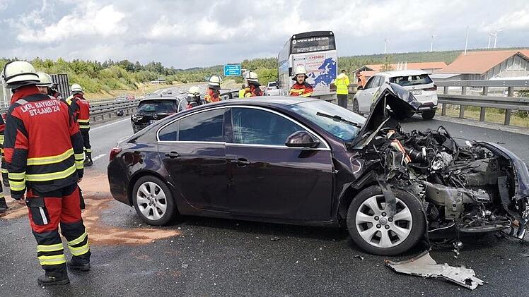 A9 bei Trocknau: Feuerwehr-Video zeigt bis auf eine Ausnahme "perfekte Rettungsgasse" nach Unfall