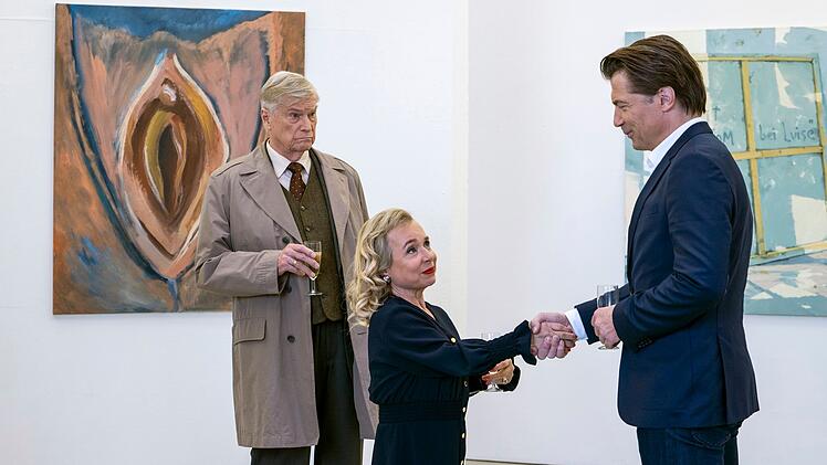 Nach einigen Turbulenzen in ihrer doch recht komplizierten Beziehung wagt Eva (ChrisTine Urspruch) wieder erste Annäherungsversuche mit Hanno (Wolfram Grandezka, rechts). Und das unter dem strengen Blick ihres Vaters Werner (Jochen Busse).