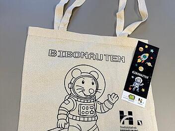 Jedes teilnehmende Kind erh&auml;lt eine Stofftasche, das die Bibliotheksratte &bdquo;Unzelfunzel&ldquo; im Raumanzug zeigt.