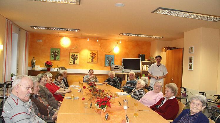 Bei der Quizstunde von Azubi Max Thiele fehlt niemand: Nur 33 Bewohner sind in "Leben am Rosenberg". Fotos: Sonja Adam