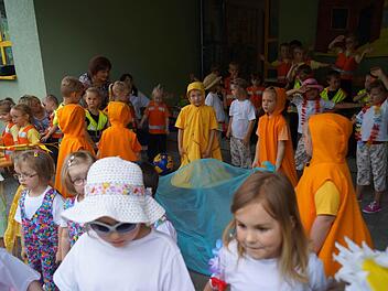 Die Kinder des katholischen Kindergartens Pressig begeisterten mit der Geschichte von Sigi der Sandberg, hier umgeben von Wasser und einer schönen Umwelt.  Foto: Karl-Heinz Hofmann