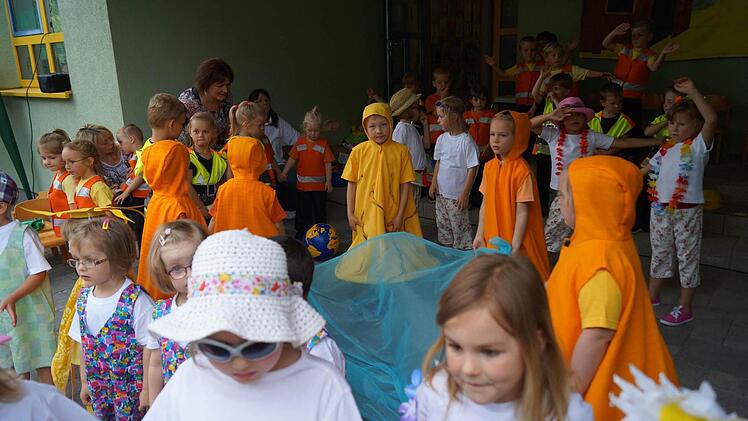 Die Kinder des katholischen Kindergartens Pressig begeisterten mit der Geschichte von Sigi der Sandberg, hier umgeben von Wasser und einer schönen Umwelt.  Foto: Karl-Heinz Hofmann