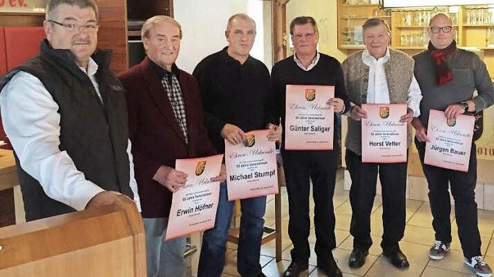 Die Geehrten des VfR Johannisthal (v. r.): Jürgen Bauer, Horst Vetter, Günter Saliger, Michael Stumpf und Erwin Höfner - links Vorsitzender Werner Schneider Foto: privat