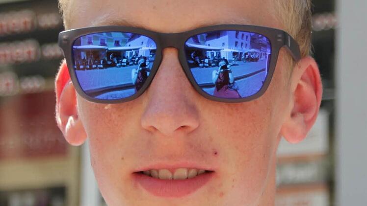 Max Kollmann ist einer der wenigen Menschen, die viel Zeit in der Sonne verbringen. So setzte sich der 16-jährige Schüler in seiner Mittagspause in die Sonne und entspannte: "Ich genieße das Wetter einfach." Foto: Lena Alt
