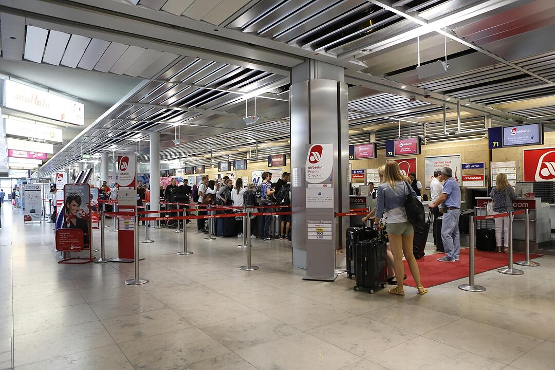 Hochbetrieb zur Urlaubszeit:  Besonders in den Sommermonaten drängeln sich die Urlauber  in den Abfertigungshallen des Flughafens. Von  Nürnberg aus geht es im Direktflug zu den schönsten Urlaubszielen z.B. in der Türkei, Griechenland, Rumänien, Malta, Tunesien, Spanien oder Ägypten.