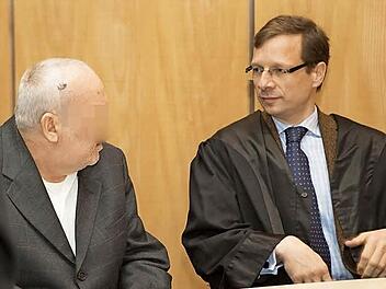 Helmut S. (links) mit seinem Verteidiger Felix Leyde im Gerichtssaal. Der 57-Jährige behauptet, er habe nichts mit dem gewaltsamen Tod des 66-jährigen Wolfgang R. zu tun. Foto: Barbara Herbst