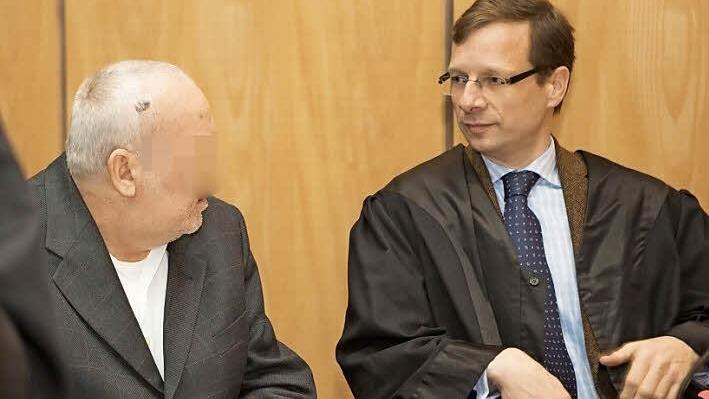 Helmut S. (links) mit seinem Verteidiger Felix Leyde im Gerichtssaal. Der 57-Jährige behauptet, er habe nichts mit dem gewaltsamen Tod des 66-jährigen Wolfgang R. zu tun. Foto: Barbara Herbst