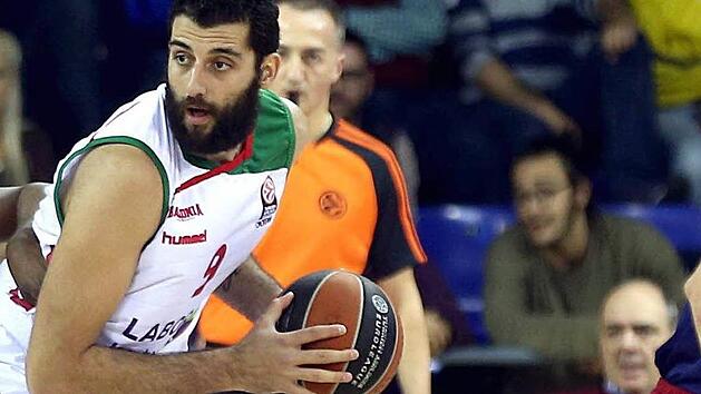 Ioannis Bourousis ist nicht nur der wertvollste Spieler des Monats M&auml;rz. Der 2,10 Meter gro&szlig;e Center holt die meisten Rebounds und ist der effektivste Spieler der Euroleague. Foto: dpa