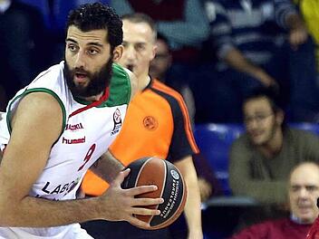 Ioannis Bourousis ist nicht nur der wertvollste Spieler des Monats März. Der 2,10 Meter große Center holt die meisten Rebounds und ist der effektivste Spieler der Euroleague. Foto: dpa