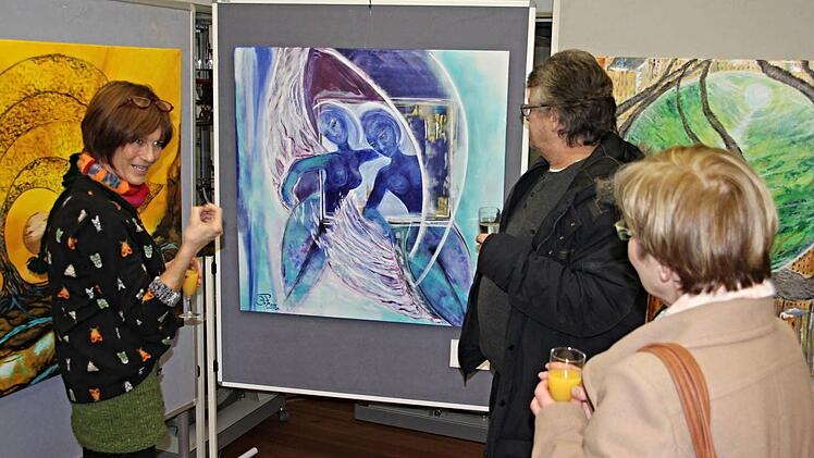 Mit viel Enthusiasmus erläuterte Erika Freibott (links) den Besuchern bei der Eröffnung der Ausstellung ihre Werke.