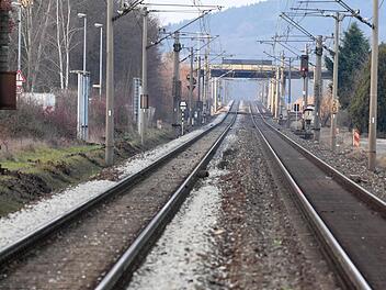 Zeitersparnis und wachsender Personennahverkehr sprechen laut Bahn für den viergleisigen Ausbau durch Bamberg. Doch die Prognosen sind umstritten. Foto: Ronald Rinklef