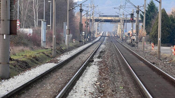 Zeitersparnis und wachsender Personennahverkehr sprechen laut Bahn für den viergleisigen Ausbau durch Bamberg. Doch die Prognosen sind umstritten. Foto: Ronald Rinklef