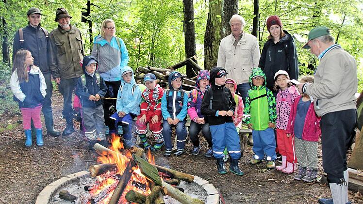Am Lagerfeuer vor Berndt Newigers Jagdhütte endete für die Kinder der Waldkindertag, die sich nach dem über zweistündigen Marsch dort gern aufwärmten. Günter Theinert (rechts) erzählte die Geschichte des untergegangenen Dorfes Stündingshausen. Foto: Dieter Britz