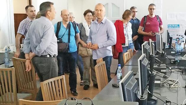 Die meisten Bildschirme im IT-Raum der Regele Ferdinand Pedagogical High School sind aus Ha&szlig;furt. Die St&uuml;hle seien da eher zweitrangig, sagte Schulleiter Claudiu Chindris, der mit seinem engen Budget immer zuerst in die Unterrichtsqualit&auml;t investiert. Foto: privat