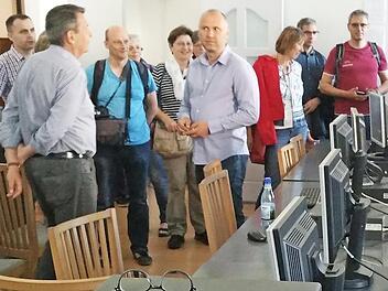 Die meisten Bildschirme im IT-Raum der Regele Ferdinand Pedagogical High School sind aus Haßfurt. Die Stühle seien da eher zweitrangig, sagte Schulleiter Claudiu Chindris, der mit seinem engen Budget immer zuerst in die Unterrichtsqualität investiert. Foto: privat