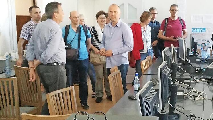 Die meisten Bildschirme im IT-Raum der Regele Ferdinand Pedagogical High School sind aus Haßfurt. Die Stühle seien da eher zweitrangig, sagte Schulleiter Claudiu Chindris, der mit seinem engen Budget immer zuerst in die Unterrichtsqualität investiert. Foto: privat