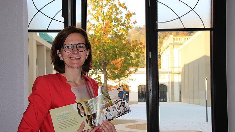 Kurdirektorin Sylvie Thormann arbeitet in ihrem Büro im Luitpoldbad vor schöner Kulisse. Auch sonst will sich die Staatsbad GmbH als attraktiver Arbeitgeber positionieren. Benedikt Borst