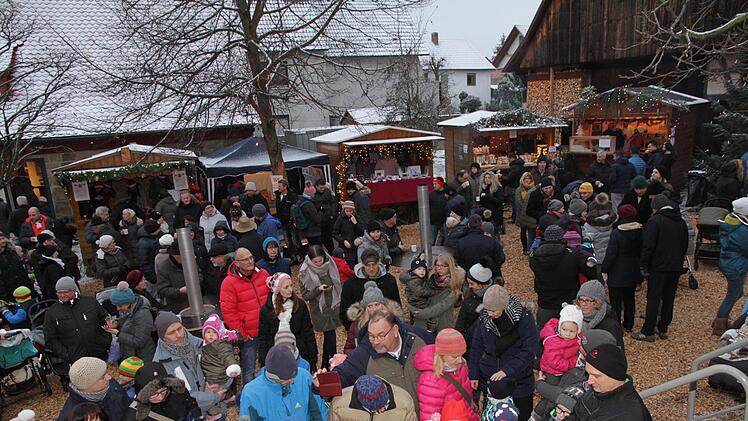 Der Hausener Weihnachtsmarkt im Greifenhof Foto: Mathias Erlwein