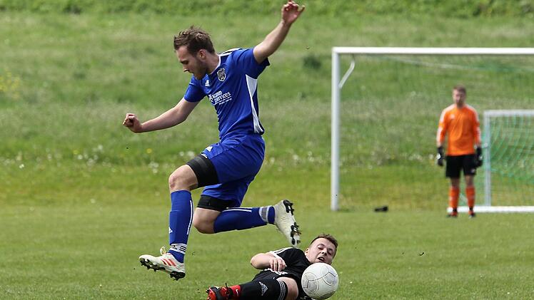 Fabian Zeis von der DJK SG Stadelhofen grätscht zwar dem Kleukheimer Jonas Hertel den Ball vom Fuß,   am Ende verlor Stadelhofen aber mit 0:4 und bleibt Tabellenletzter in der A-Klasse 2.sportpress