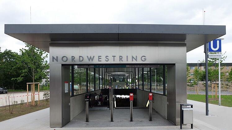 Neubau der  U-Bahn-Station Nordwestring in Nürnberg mit innenräumlichem Ausbau und Aufgangsbauwerken (im Bild: Zugang Westseite). Architektur: Architekten Claus u. Forster, München. Besichtigung:  Samstag, 29. Juni, 10 Uhr.
