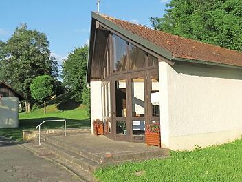 Das "Käppala" am Dorfplatz soll im Zuge der Dorferneuerung einen barrierefreien Zugang erhalten. Foto: Adelheid Waschka