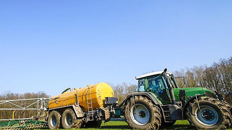 Auch in die Ausbringtechnik müssen Bauern investieren.  Die Schleppschlauchtechnik (Foto) gehört zu den Möglichkeiten, die noch erlaubt sind.